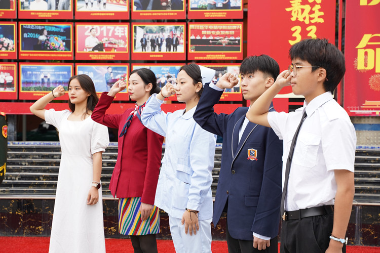 祖國頌！新華迎國慶，祝?！罢b”祖國