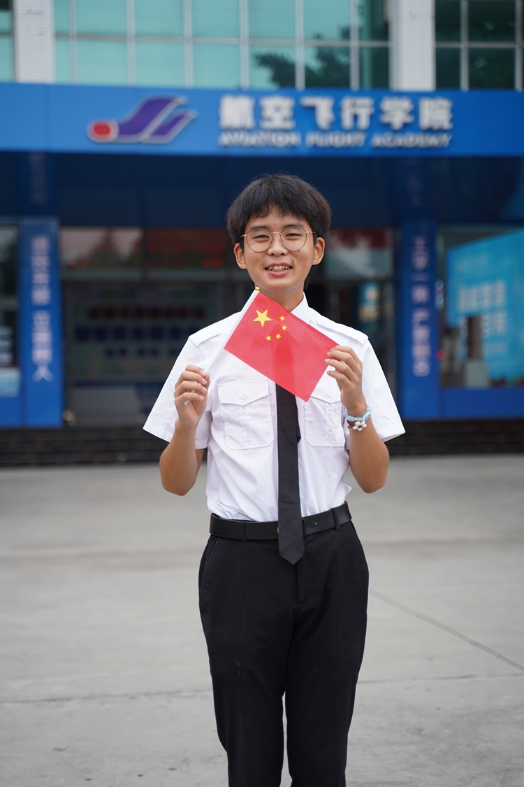 祖國頌！新華迎國慶，祝?！罢b”祖國