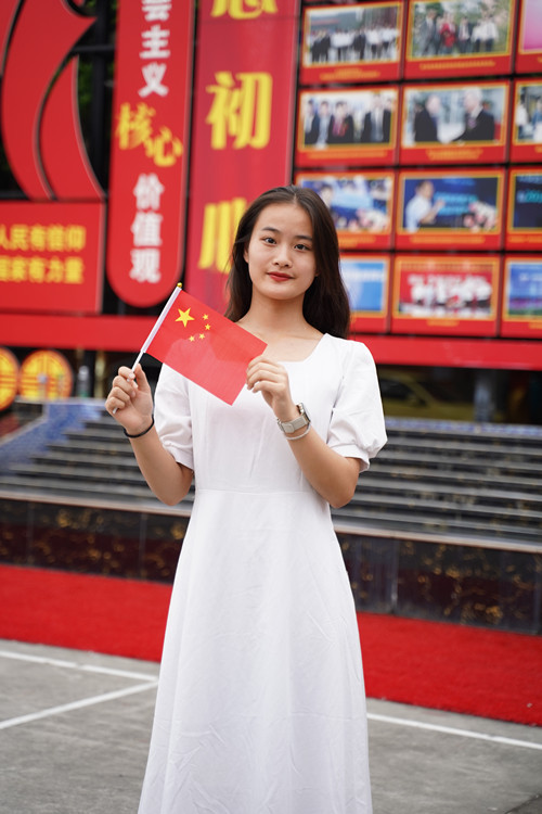 祖國頌！新華迎國慶，祝?！罢b”祖國