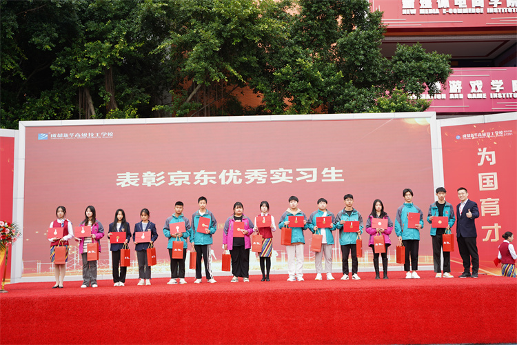 啟航！現(xiàn)場(chǎng)直擊2022級(jí)新生開(kāi)學(xué)典禮暨京東社會(huì)實(shí)踐表彰大會(huì)！