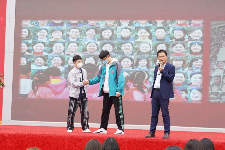 程龍老師新華“學(xué)生習(xí)慣養(yǎng)成教育”主題演講