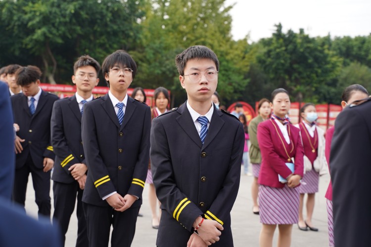 二十大奮進(jìn)譜華章，新華緊隨育棟梁