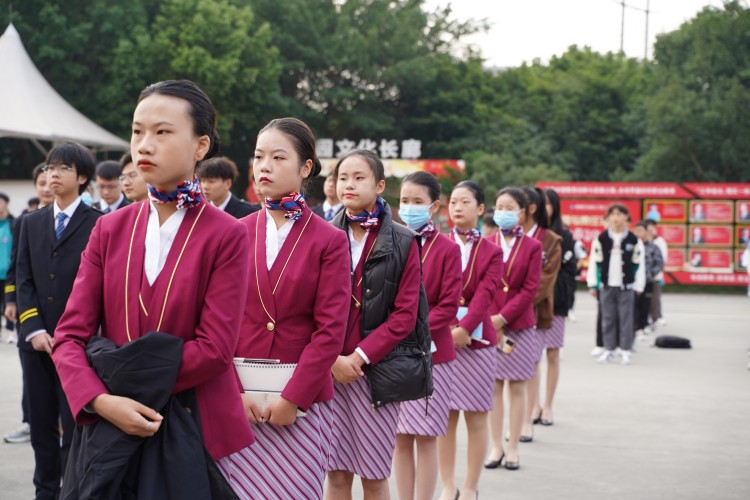 二十大奮進(jìn)譜華章，新華緊隨育棟梁