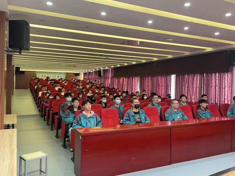 二十大奮進(jìn)譜華章，新華緊隨育棟梁