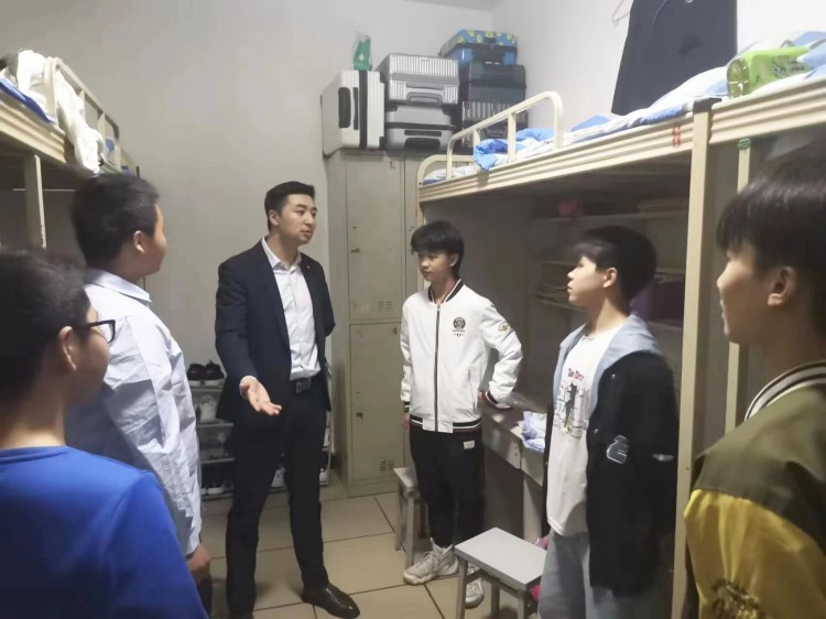 二十大奮進(jìn)譜華章，新華緊隨育棟梁