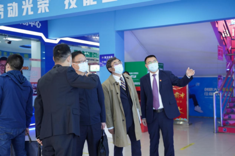 成都市技工院校規(guī)范辦學評估工作組一行蒞臨我校開展規(guī)范辦學評估工作