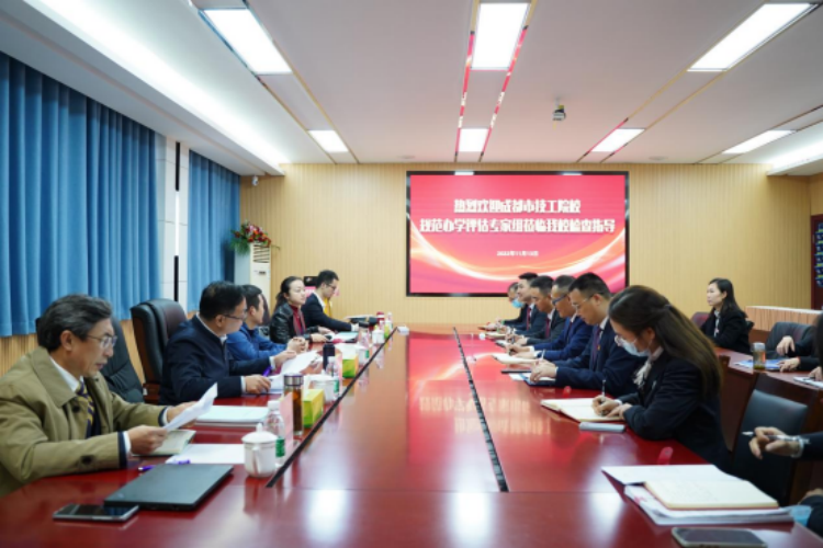 成都市技工院校規(guī)范辦學評估工作組一行蒞臨我校開展規(guī)范辦學評估工作