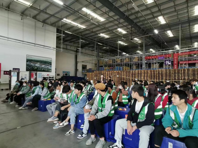 桃李滿天下，春暉遍四方