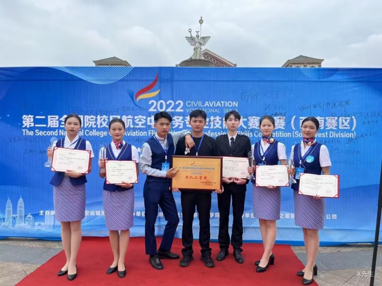 優(yōu)秀學(xué)子|逐夢(mèng)藍(lán)天，共赴未來(lái)