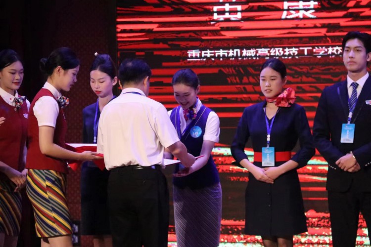 優(yōu)秀學(xué)子|逐夢(mèng)藍(lán)天，共赴未來(lái)