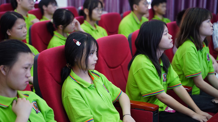 就業(yè)不迷茫！把孩子交給新華，您就放心吧