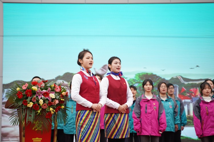 青春心向黨！與新華新生團員一起見證這場授牌、揭牌儀式