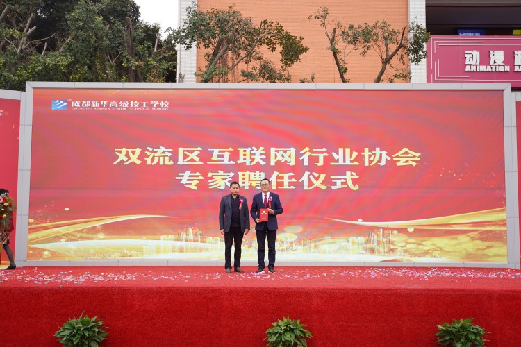 青春心向黨！與新華新生團員一起見證這場授牌、揭牌儀式