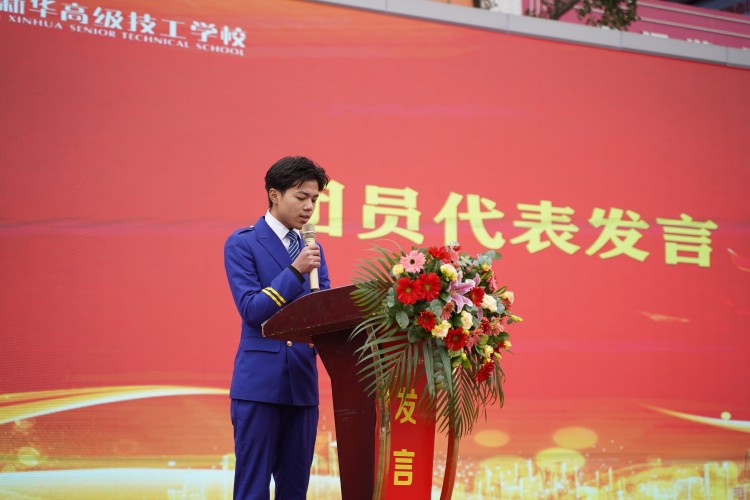 青春心向黨！與新華新生團員一起見證這場授牌、揭牌儀式