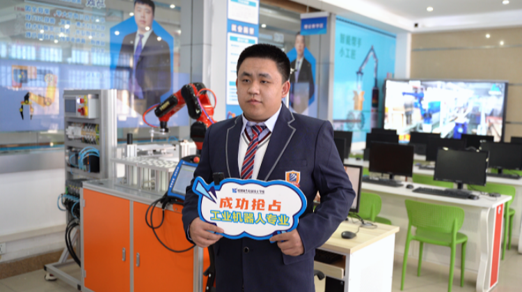 遠(yuǎn)行求學(xué)來新華，機(jī)器人夢想在此啟航！