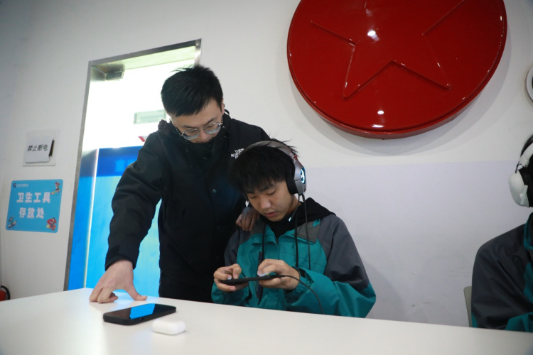 青訓(xùn)營(yíng)少年李雨涵：熱血電競(jìng)，追夢(mèng)職業(yè)之路