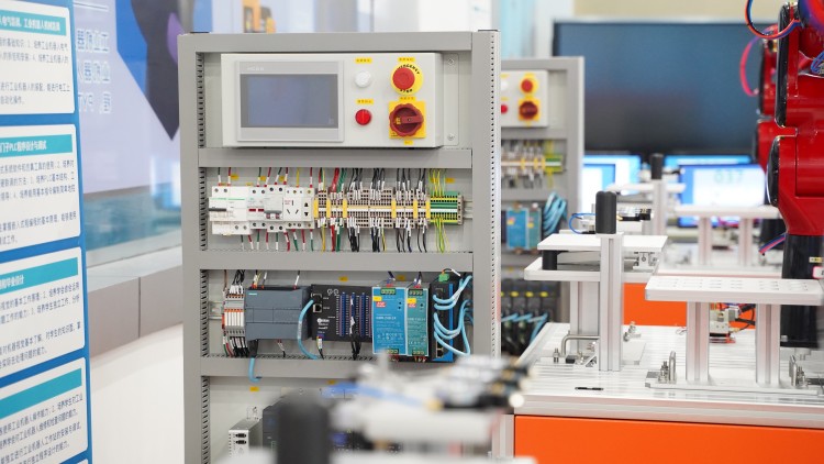 兩會要聞！如何“叫座又叫好”，職業(yè)教育待解題