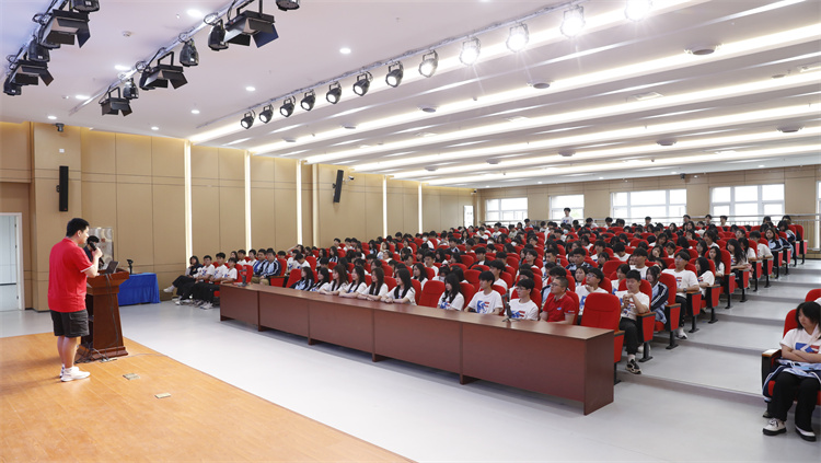 全網(wǎng)超千萬粉絲博主敬漢卿現(xiàn)身新華電腦教育2023年新專業(yè)發(fā)布會主題活動