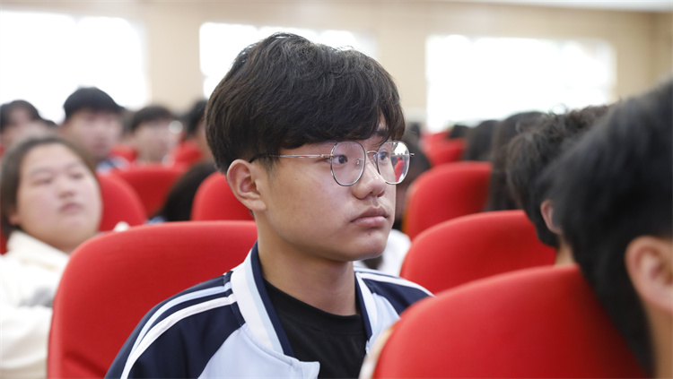 全網(wǎng)超千萬粉絲博主敬漢卿現(xiàn)身新華電腦教育2023年新專業(yè)發(fā)布會主題活動