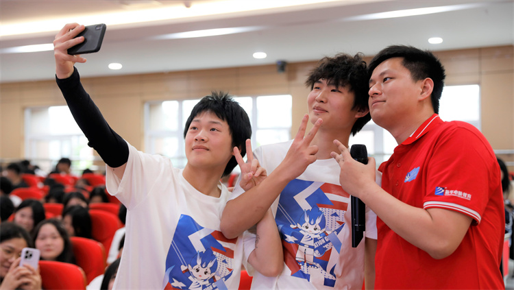 全網(wǎng)超千萬粉絲博主敬漢卿現(xiàn)身新華電腦教育2023年新專業(yè)發(fā)布會主題活動