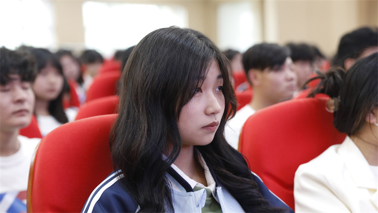 全網(wǎng)超千萬粉絲博主敬漢卿現(xiàn)身新華電腦教育2023年新專業(yè)發(fā)布會主題活動