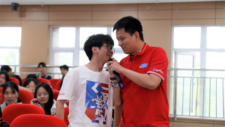 全網(wǎng)超千萬粉絲博主敬漢卿現(xiàn)身新華電腦教育2023年新專業(yè)發(fā)布會主題活動