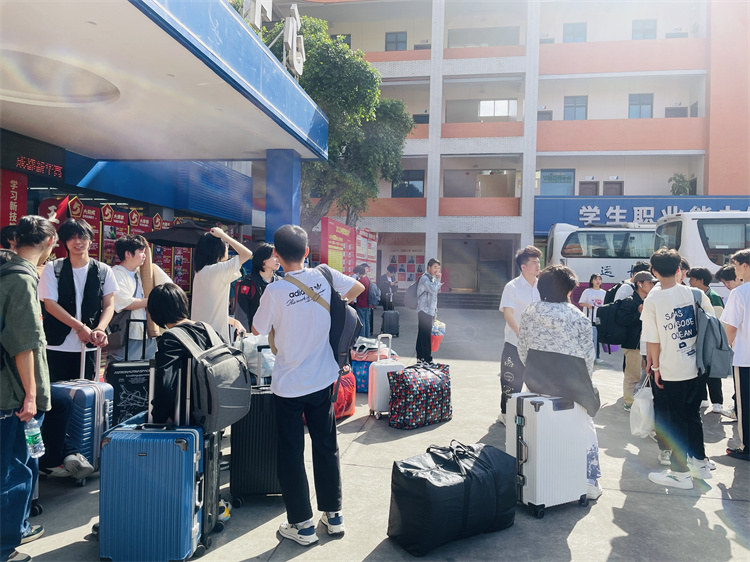 不負(fù)韶華，再攀高峰！新華京東社會(huì)實(shí)踐歡送會(huì)