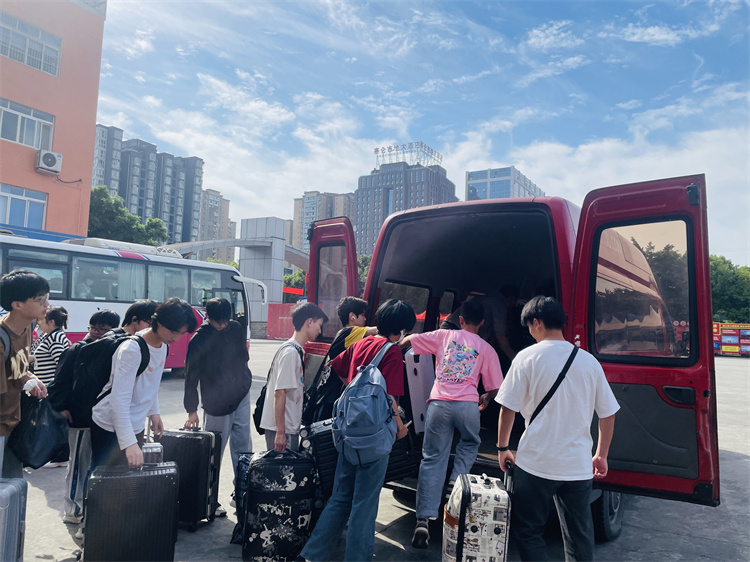 不負(fù)韶華，再攀高峰！新華京東社會(huì)實(shí)踐歡送會(huì)