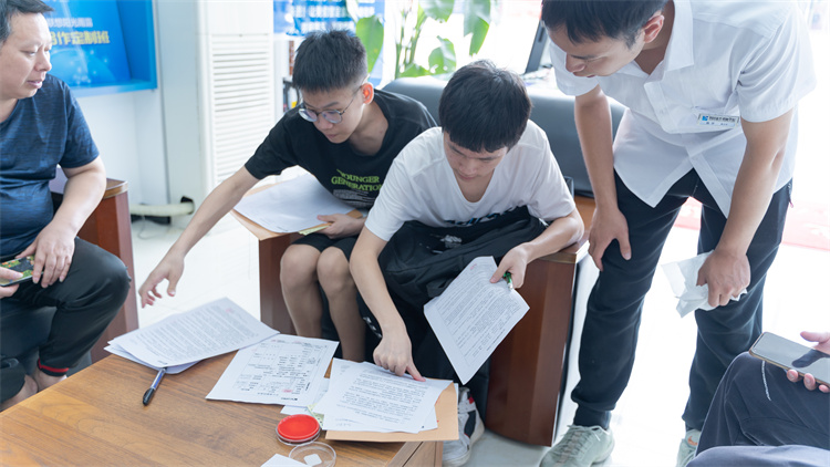 同成長(zhǎng)，齊奮進(jìn)！自貢雙胞胎兄弟雙雙報(bào)考成都新華