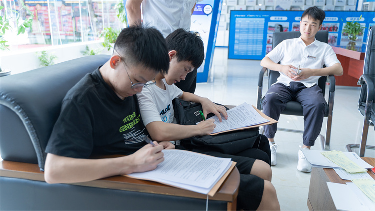 同成長(zhǎng)，齊奮進(jìn)！自貢雙胞胎兄弟雙雙報(bào)考成都新華