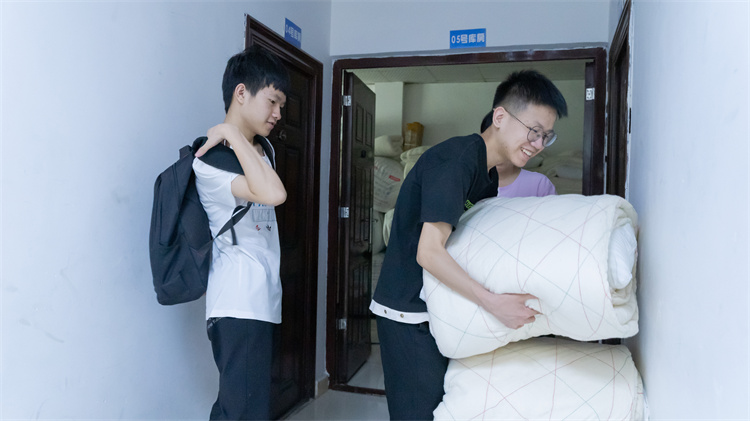 同成長(zhǎng)，齊奮進(jìn)！自貢雙胞胎兄弟雙雙報(bào)考成都新華