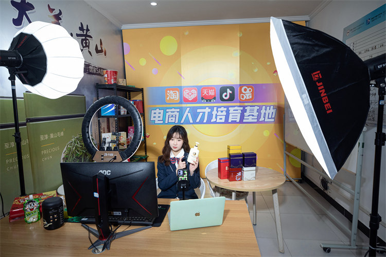 都說就業(yè)難！為何成都新華畢業(yè)學(xué)子卻就業(yè)無憂？