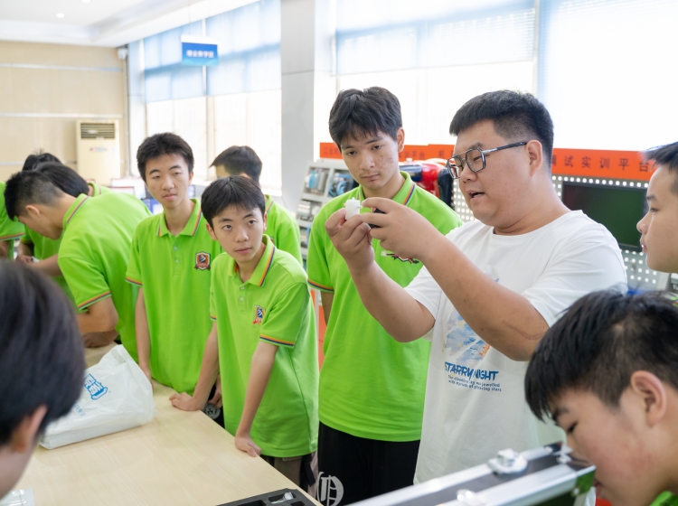 成都新華工業(yè)機(jī)器人暑期夏令營(yíng),開(kāi)營(yíng)！