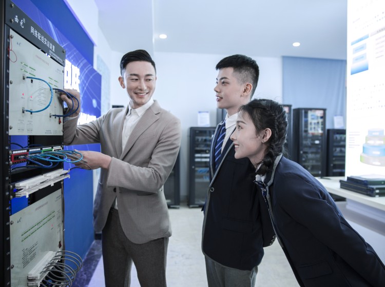 萬象人生，成都新華學子引領職業(yè)未來