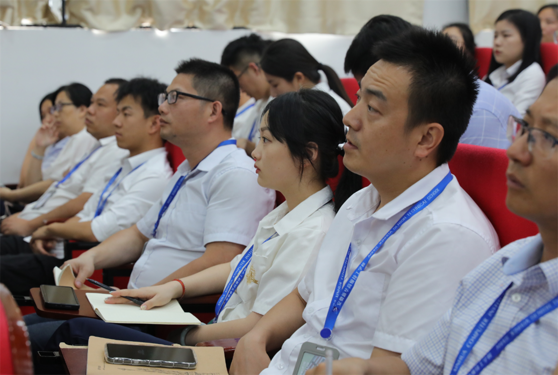 匯聚全國名師 實(shí)戰(zhàn)練兵分享 新華名師巡講開啟暑期全員“充電”模式