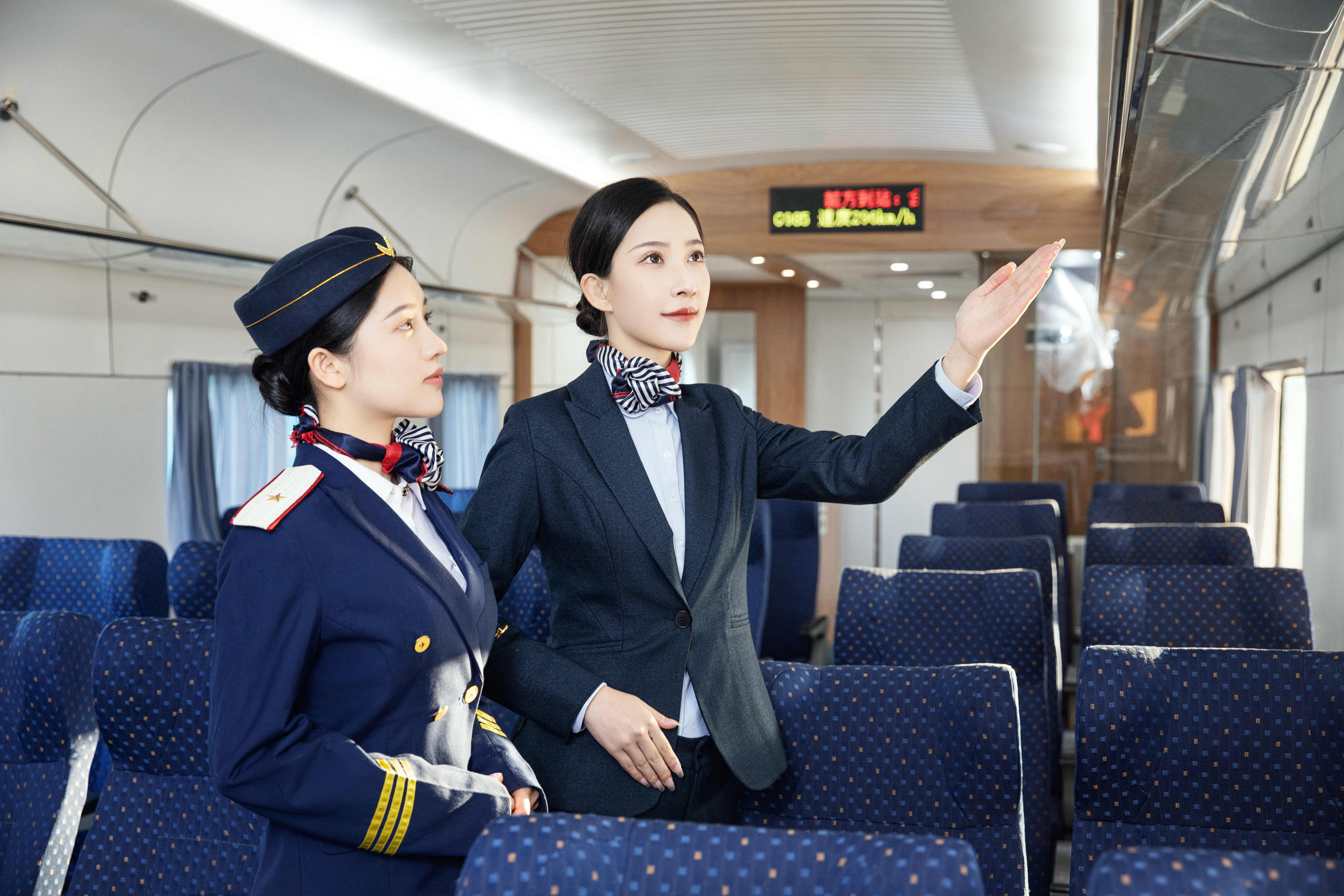 與時代同跨越 | 新華電腦教育35年品質(zhì)辦學(xué)，培養(yǎng)一代代IT高技能人才