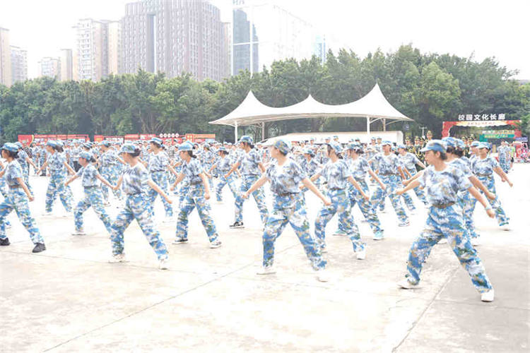 強(qiáng)國復(fù)興有我——2023四川新華電腦學(xué)校秋季軍訓(xùn)匯演圓滿落幕