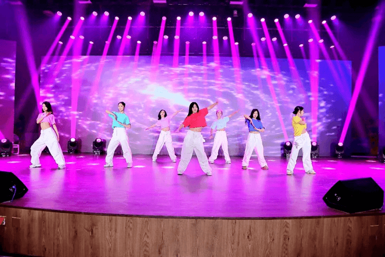 邀請(qǐng)賽在我校圓滿閉幕，新華學(xué)子勇奪佳績