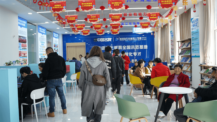 堅持熱愛，一往無前|來看她為什么選擇成都新華？