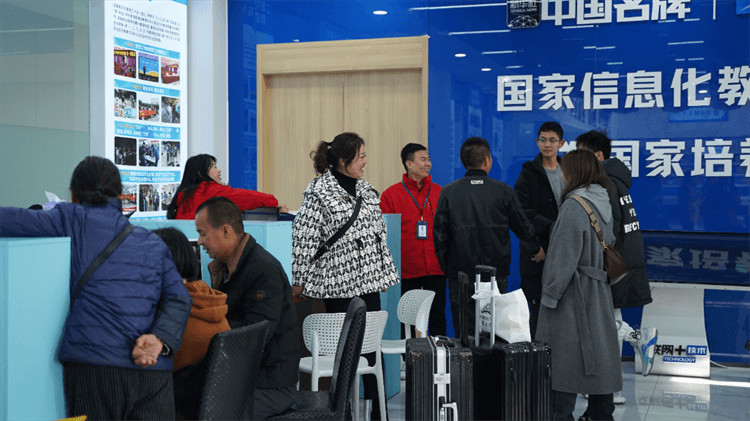 堅持熱愛，一往無前|來看她為什么選擇成都新華？