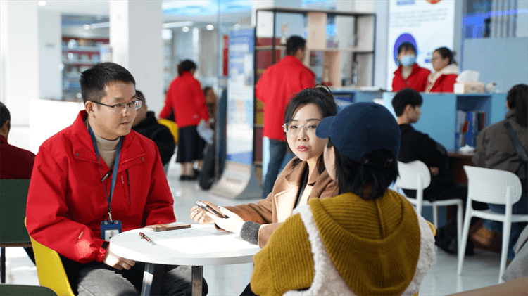 堅持熱愛，一往無前|來看她為什么選擇成都新華？