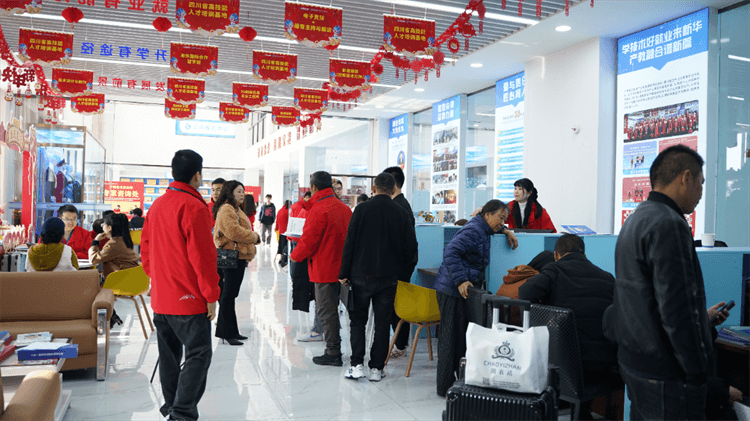 堅持熱愛，一往無前|來看她為什么選擇成都新華？