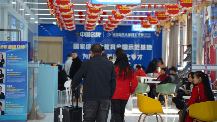 堅持熱愛，一往無前|來看她為什么選擇成都新華？