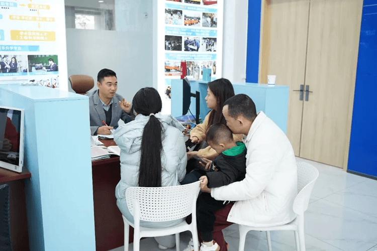 職教面對(duì)面，成都新華330咨詢周來(lái)啦！