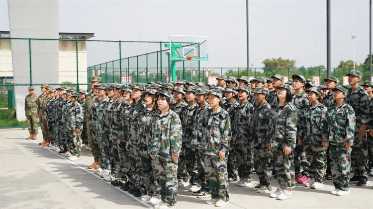 2024級(jí)春季新生軍事素質(zhì)拓展訓(xùn)練匯報(bào)表演