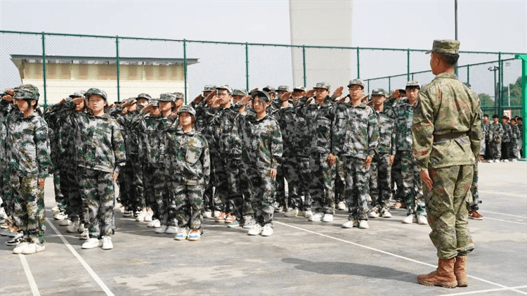 2024級(jí)春季新生軍事素質(zhì)拓展訓(xùn)練匯報(bào)表演