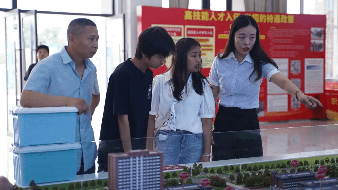 中考成績已陸續(xù)出爐，成都新華報名火熱