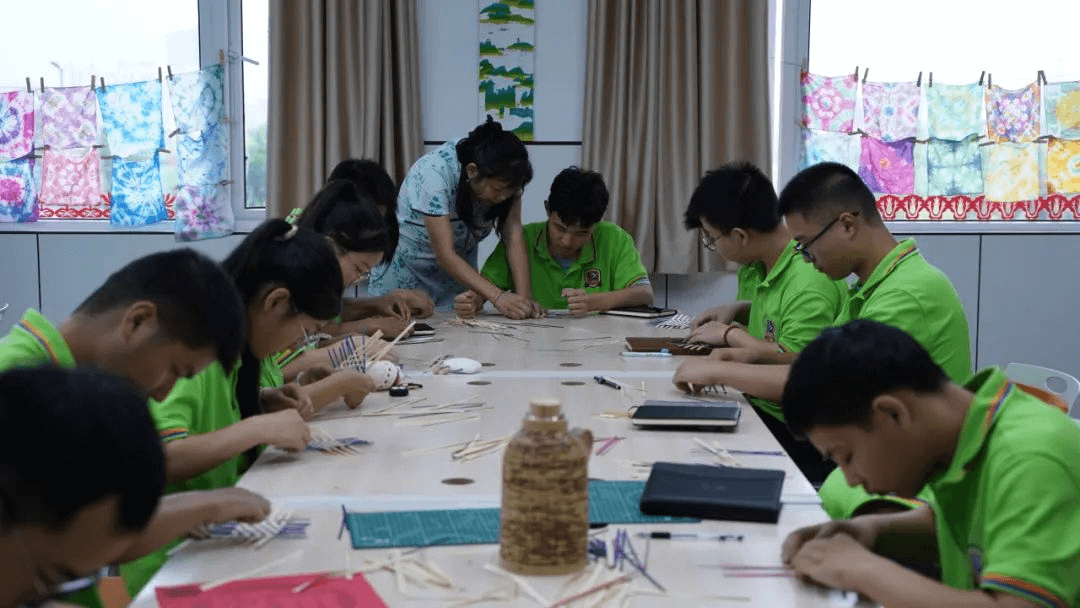 初入新華的他們，在學(xué)校學(xué)習(xí)生活怎么樣？