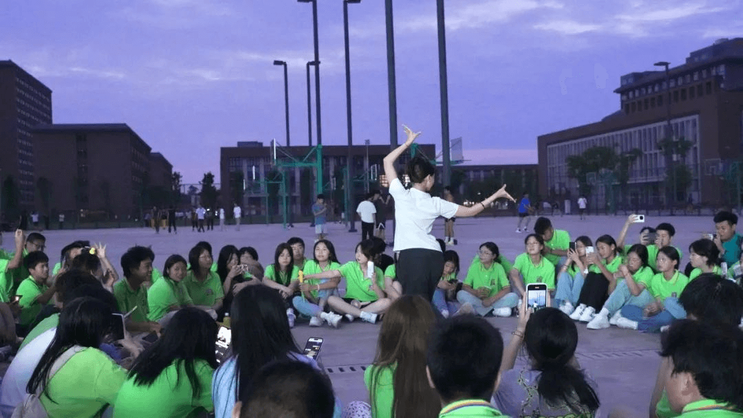 初入新華的他們，在學(xué)校學(xué)習(xí)生活怎么樣？