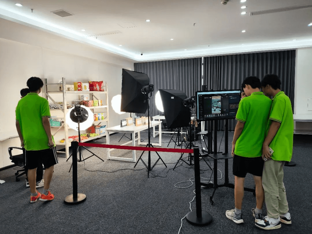 成都新華學(xué)子走進資陽數(shù)字經(jīng)濟及電商直播基地